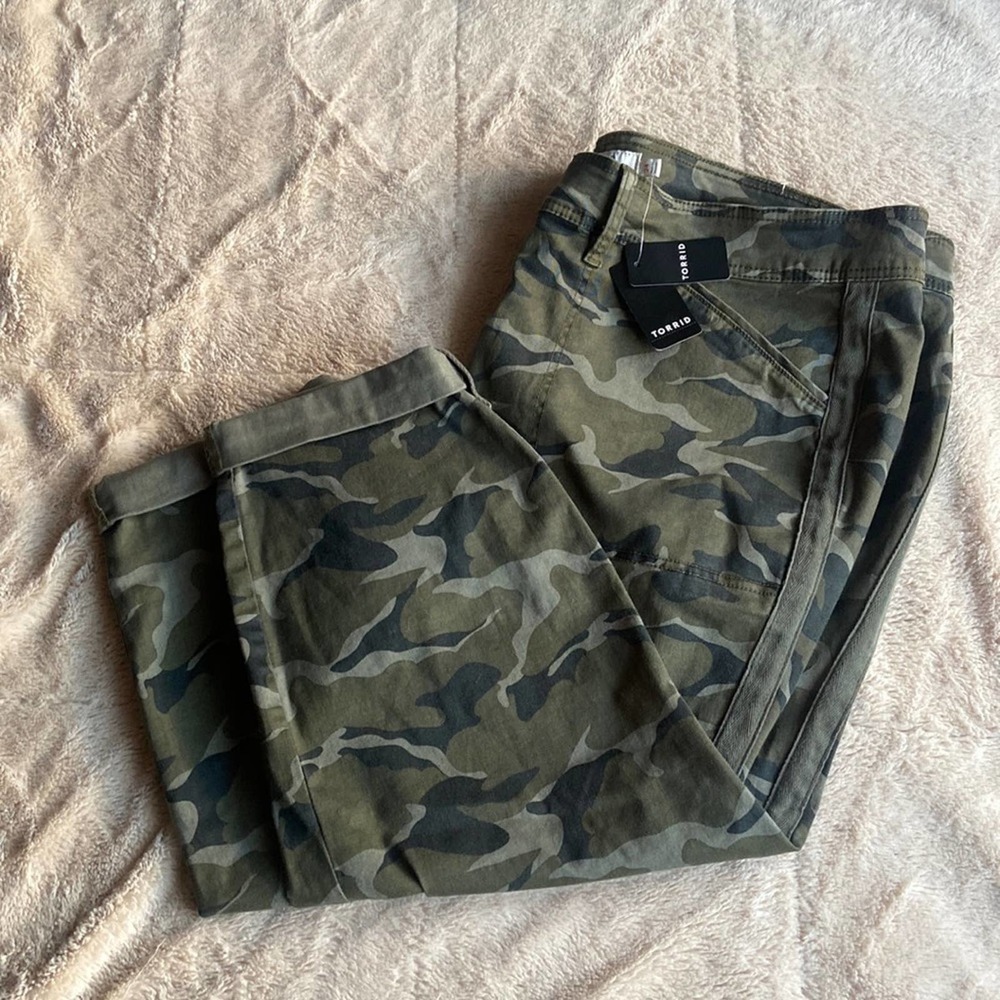 Torrid camo twill aviator crop pants size 24 NWT!